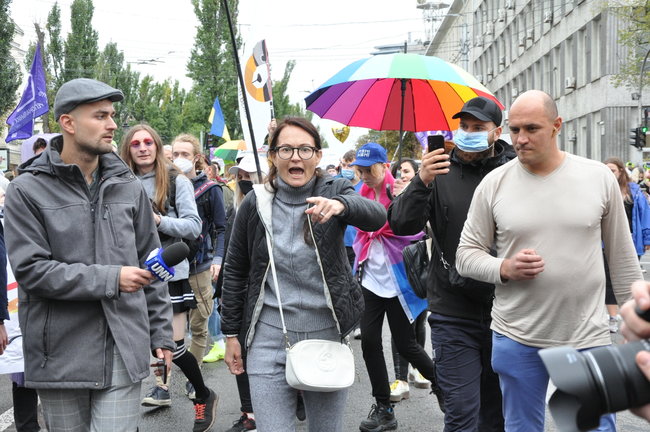 Руху ЛГБТ-маршу намагалася перешкодити жінка, яка лягла на асфальт і кричала про перетворення хлопчиків на геїв 11