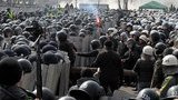Под Радой стычки - "Беркут" пытается оттеснить защитников украинского языка