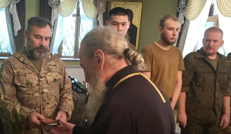 Предстоятель УПЦ Онуфрій зустрівся у Лаврі із полоненими росіянами. ФОТО