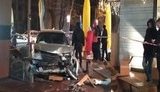 В Одесі легковик Nissan Almera вилетів з проїжджої частини і врізався у відкритий майданчик "МакДональдсу", важко травмувавши жінку. ВIДЕО