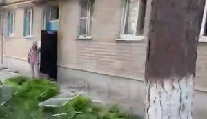 Росіянка оглядає місце прильоту дрона на Ростовщині і шпетить українців за атаку: "Суки проклятые, чтоб вы попередохли! Твари!". ВIДЕО