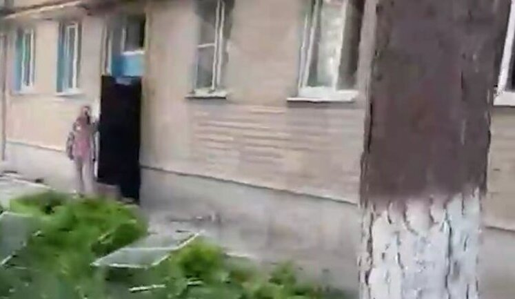 Росіянка оглядає місце прильоту дрона на Ростовщині і шпетить українців за атаку: "Суки проклятые, чтоб вы попередохли! Твари!". ВIДЕО