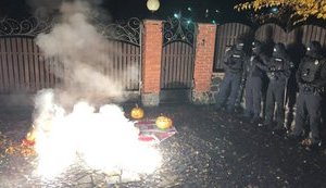 "Выйди отсюда, нечисть!": под дом судьи КС Филюка на Волыни принесли гарбузы. ФОТО
