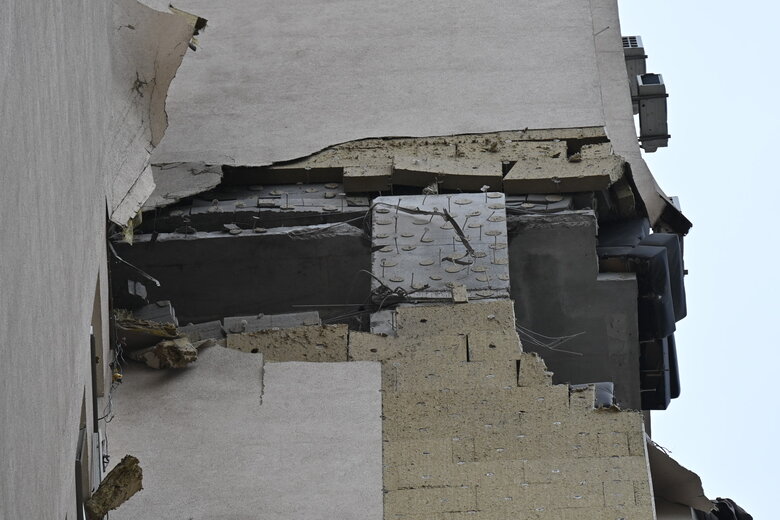 Последствия падения обломков вражеской ракеты на многоэтажку в Соломенском районе Киева 27