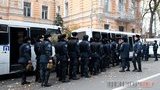 К Администрации Януковича стянули автобусы с милицией. ФОТОрепортаж