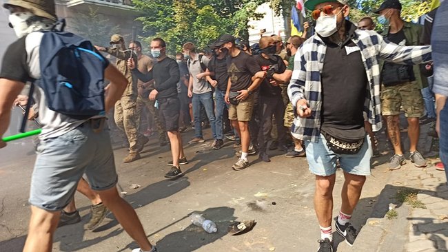 Столкновения митингующих с правоохранителями на акции Остановим капитуляцию под Офисом Президента 19
