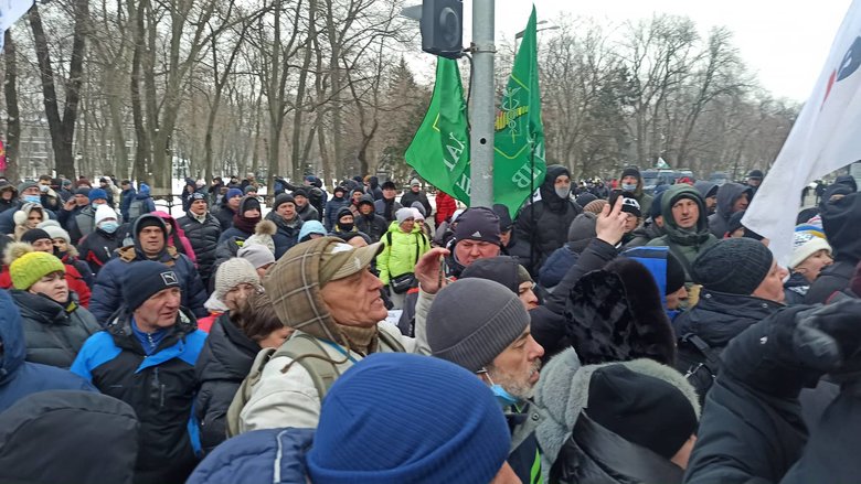 Штовханина між мітингувальниками та правоохоронцями на акції SaveФОП у центрі Києва 01