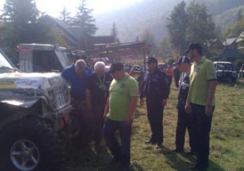 Янукович-младший осматривает автотехнику украинской сборной