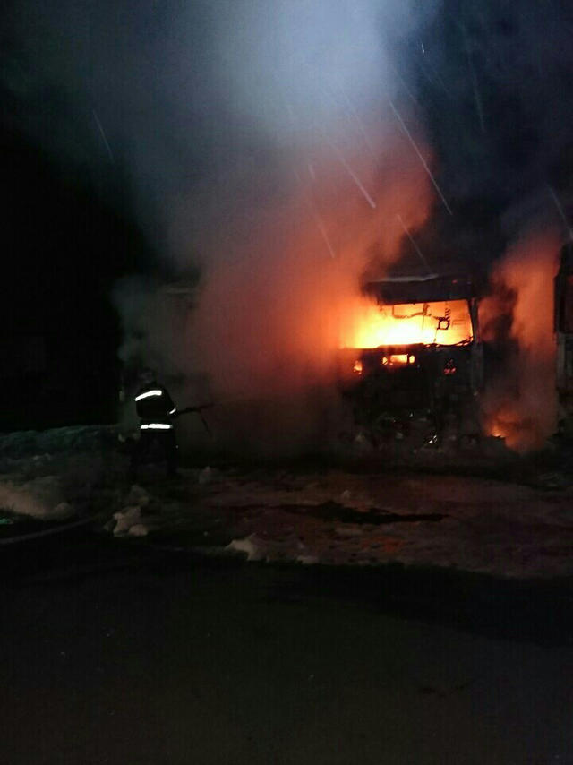 3 вантажівки згоріли вночі в Миколаєві 04