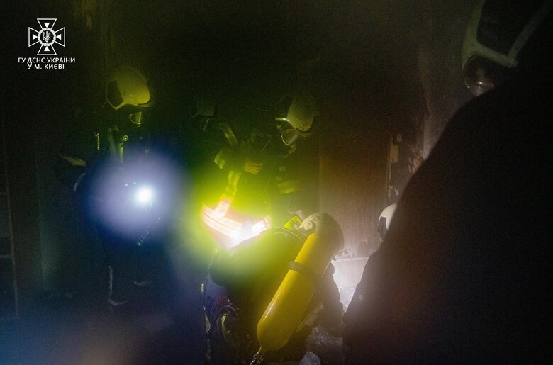 Гелевий акумулятор загорівся та вибухнув у київській багатоповерхівці через коротке замикання 12