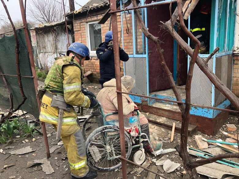Російські загарбники обстріляли житлові будинки у Нікополі 06