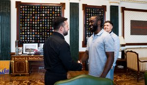 Zelenskyy meets American boxer Terence Crawford, who gives him puppy. VIDEO