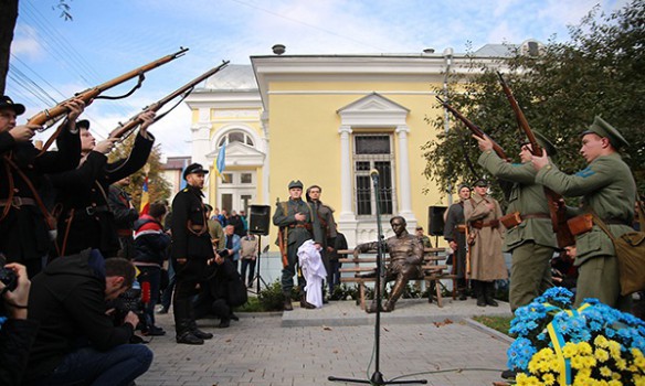 Памятник Петлюрі відкрили у Вінниці 01