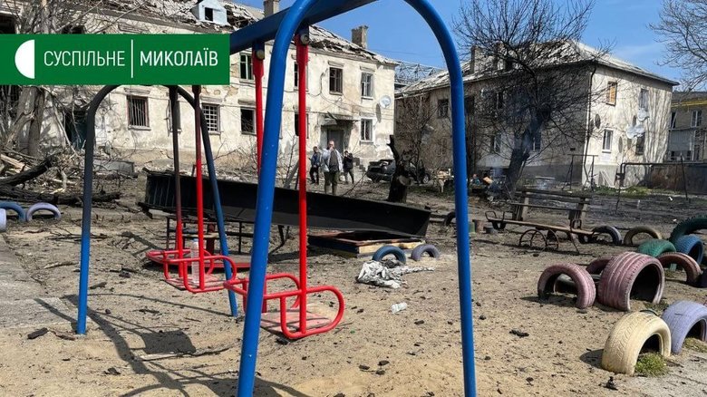 У мережі показали наслідки ворожих обстрілів житлових кварталів та дитячих майданчиків Миколаєва 04 У мережі показали наслідки ворожих обстрілів житлових кварталів та дитячих майданчиків Миколаєва 04