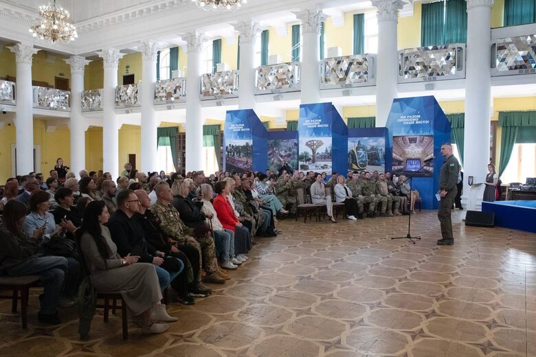 Віталій Кличко вручив нагороди до Дня Героїв України