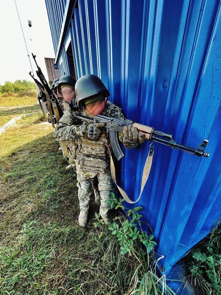Міноборони тестує дві моделі жіночих бронежилетів 05