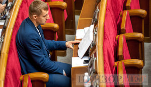 Поцілунок Трояна і Тарути, Гаврилюк, що читає, день народження Розенблата і вільне місце Гройсмана, - робота Ради 25 травня. ФОТОрепортаж