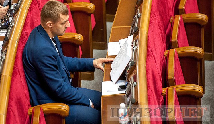 Поцілунок Трояна і Тарути, Гаврилюк, що читає, день народження Розенблата і вільне місце Гройсмана, - робота Ради 25 травня. ФОТОрепортаж