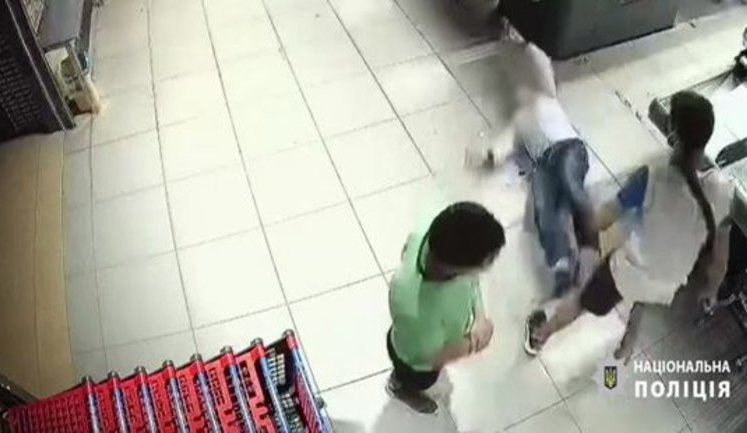 Відвідувач супермаркету в Києві ударив охоронця у голову кулаком, 22-річному зловмиснику загрожує до 8 років позбавлення волі. ВІДЕО+ФОТОрепортаж
