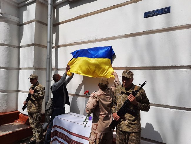 Меморіальну дошку загиблому на Донбасі воїну 58-ї ОМПБр Андрію Ярешку відкрили в Полтаві 08