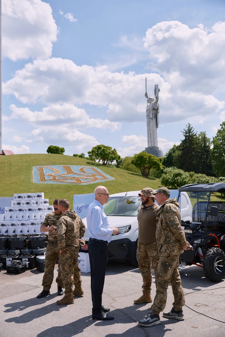 "Українські вертольоти" передали військовим техніку