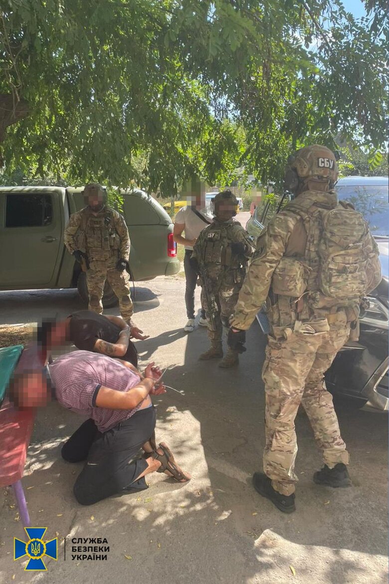 Банда рекетирів, які вибивали гроші з військовослужбовця ЗСУ, затримана на Житомирщині, - СБУ 02