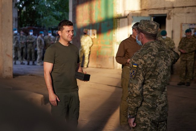 Зеленський - військовослужбовцям: У вас найскладніша, найпатріотичніша робота 07