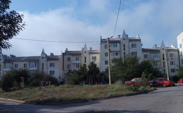 У сімей українських військовослужбовців, які залишилися вірними Україні, окупанти хочуть віджати службові квартири в Севастополі 01