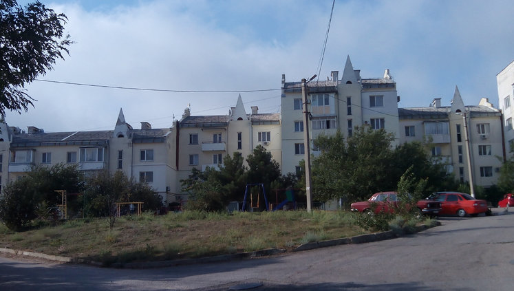 У сімей українських військовослужбовців, які залишилися вірними Україні, окупанти хочуть віджати службові квартири в Севастополі. ФОТО