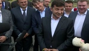 "Де ви це взяли? Це жах", - Зеленський відмовився прийняти в подарунок власний бюст. ВIДЕО