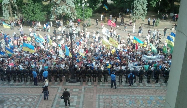 MPs agreed to consider issue of cash registers at today's tax committee. Protesters do not disperse. PHOTO