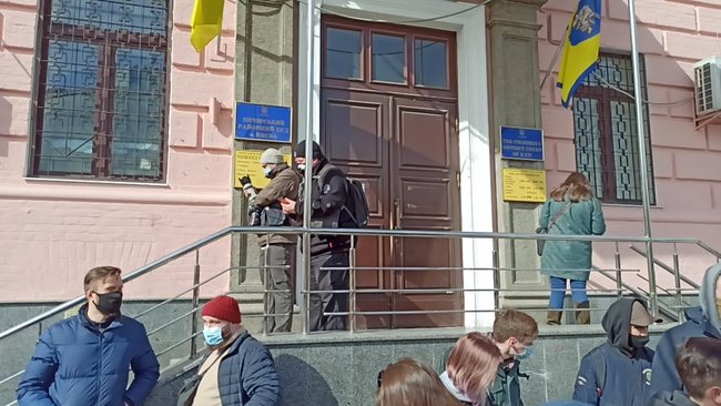 Человек не стекло, его не заменишь: У стен Печерского райсуда проходит акция в поддержу задержанного под ОП Сорда 06 Человек не стекло, его не заменишь: У стен Печерского райсуда проходит акция в поддержу задержанного под ОП Сорда 06