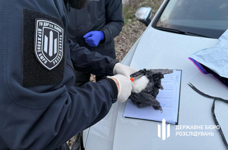 ДБР затримало військовослужбовця у СЗЧ, який збував психотропи