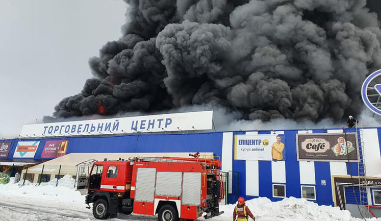 У ТЦ "Епіцентр" на Миколаївщині сталася масштабна пожежа. ВІДЕО+ФОТОрепортаж