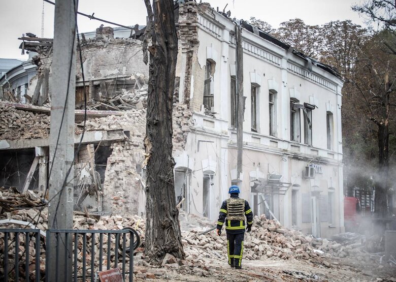 Наслідки ракетного удару РФ по житловому кварталу Дніпра 01