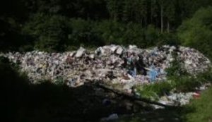 Мусорная свалка в Карпатах, куда свозят отходы с целого района, отравляет несколько рек. ВИДЕО