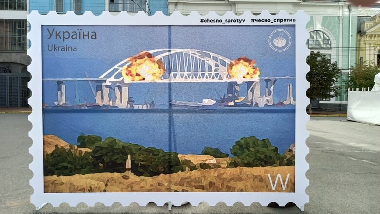Уличная выставка Бей оккупанта! открылась на Контрактовой площади. Среди локаций - Дартс-держZрадник и Хлопок над крымским мостом 18