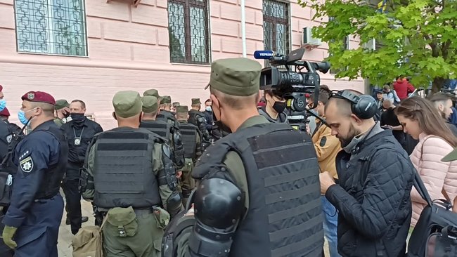 Поліція розділила тітушок і активістів, які пікетують суд щодо обрання запобіжного заходу Медведчуку 17