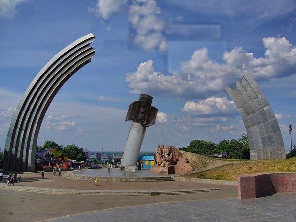 Оновлений варіант Арки дружби народів, зарплатний популізм, мобільний звязок для ОРДЛО. Свіжі фотожаби від Цензор.НЕТ 09