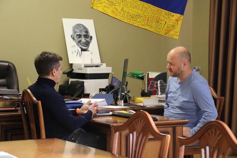 Під час війни обираєш між поганим і ще гіршим. Міський голова Житомира Сухомлин – про допомогу ЗСУ, відібраний ПДФО, бомбосховища, дрони і тиск на місцеве самоврядування 02