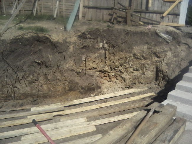 Під час будівельних робіт на Пейзажній алеї в Києві розкопали старовинні артефакти і давню споруду ХІІ-ХVI століть 10