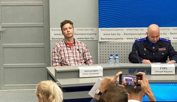 Протасевич бере участь у брифінгу МЗС Білорусі щодо примусової посадки літака Ryanair. ФОТО