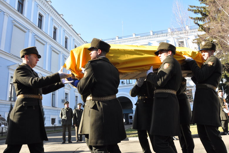 В Києві попрощалися із загиблим внаслідок російського обстрілу розвідником 30-ї ОМБр Антоном Сидоровим 43