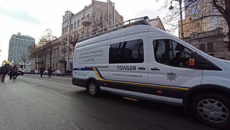 В Києві протестували антивакцинатори: QR-коди на плакатах ведуть на сайт Єдиної Росії 31