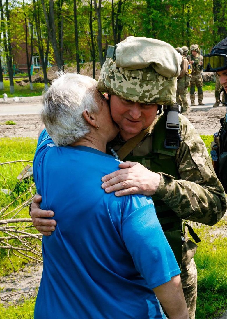 Жителі звільнених Циркунів зі сльозами на очах зустрічали захисників, - ОВА 06