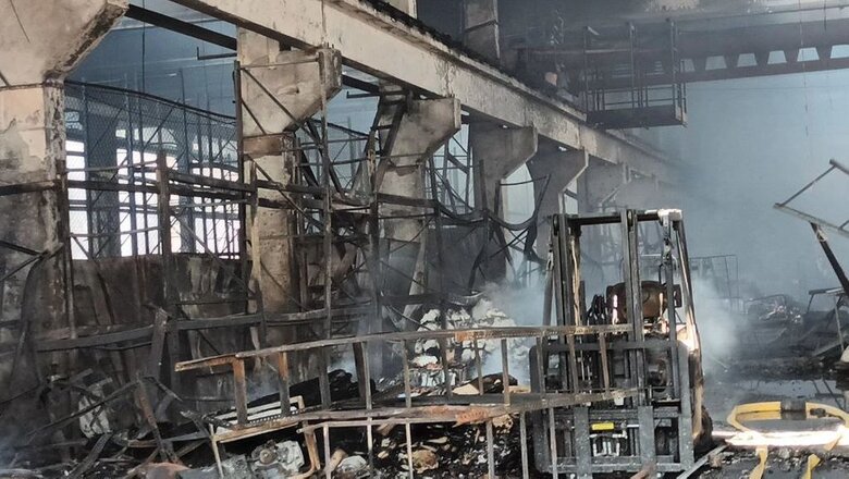 У Тернополі внаслідок ракетного удару згорів склад з гуманітарною допомогою 04