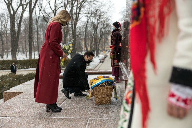 Зеленський із дружиною вшанували память Тараса Шевченка: Заповіт продовжує залишатися актуальним у наші дні 01