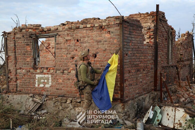Третя ОШБр підняла прапор України у визволеній Андріївці 05