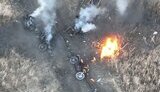 окупанти на мотоциклах горять на дорозі