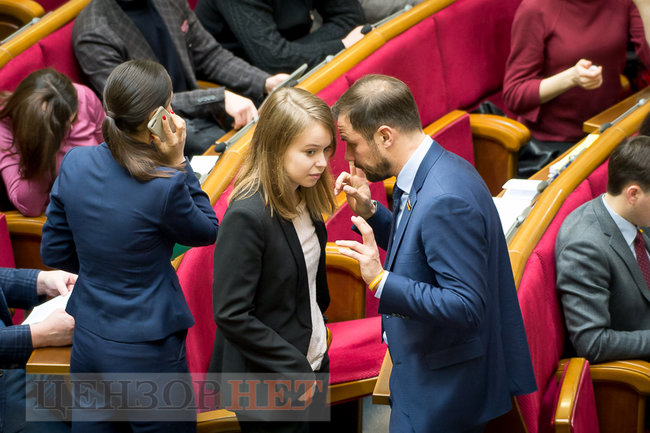 Обнимающая Потураева Янченко, слуга народа Салийчук просит помощника составлять базу обещаний, Галайчуку советуют отменить корпоратив, - день работы ВР 18 декабря 02